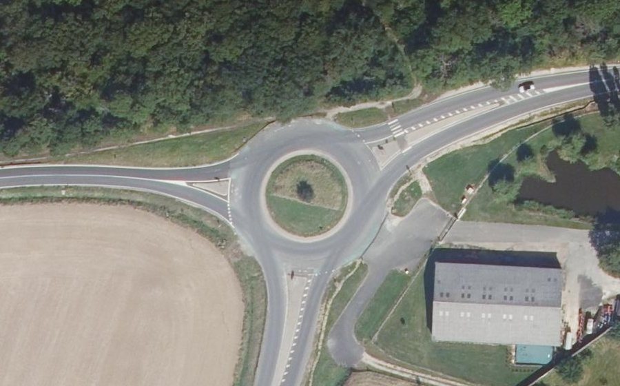 Vue aérienne du Rond-point anonyme n°23337576