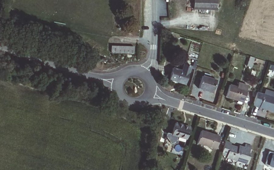 Vue aérienne du Rond-point anonyme n°233381194