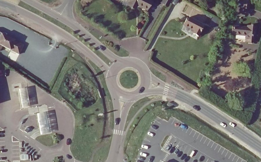 Vue aérienne du Rond-point anonyme n°233385194