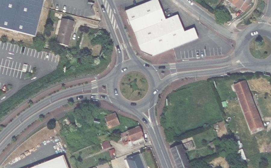 Vue aérienne du Rond-point anonyme n°23338881