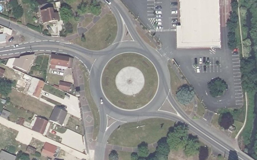 Vue aérienne du Rond-point anonyme n°23339045