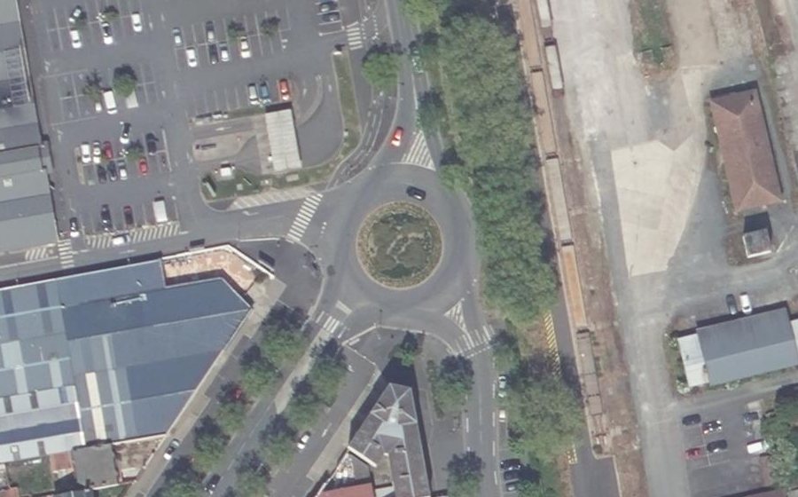 Vue aérienne du Rond-point anonyme n°23339281
