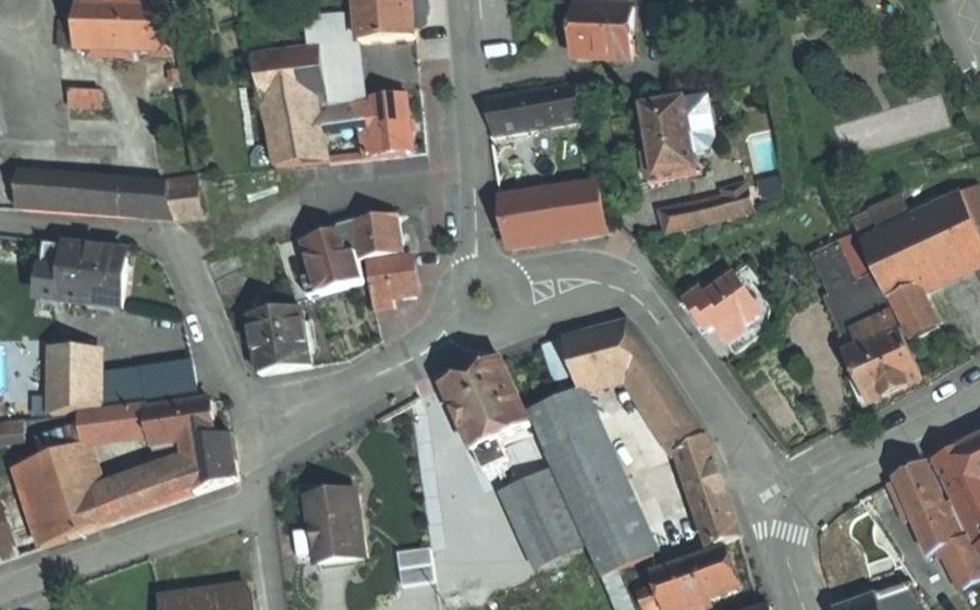Vue aérienne du Rond-point anonyme n°233473506