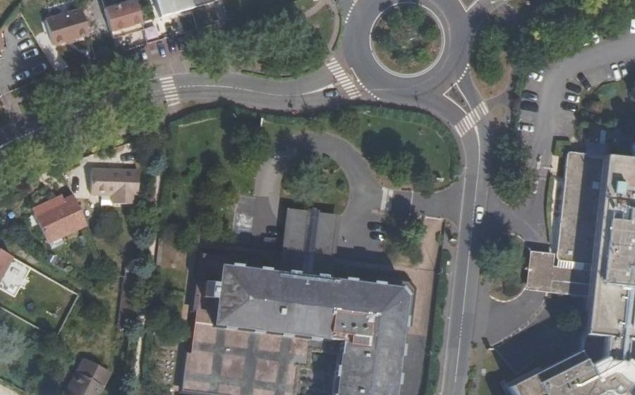 Vue aérienne du Rond-point anonyme n°233506246