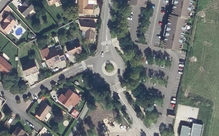 Vue aérienne du Rond-point anonyme n°233524648
