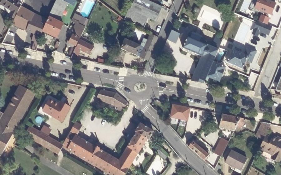 Vue aérienne du Rond-point anonyme n°233527923