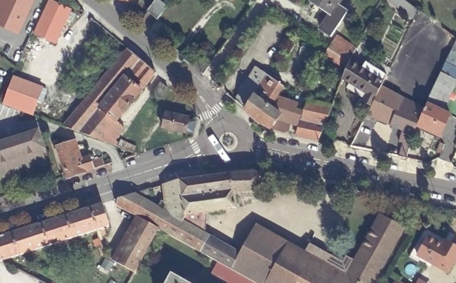Vue aérienne du Rond-point anonyme n°233527928