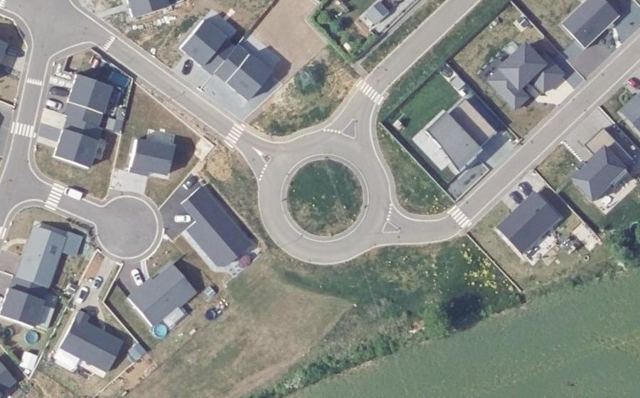 Vue aérienne du Rond-point anonyme n°233592057