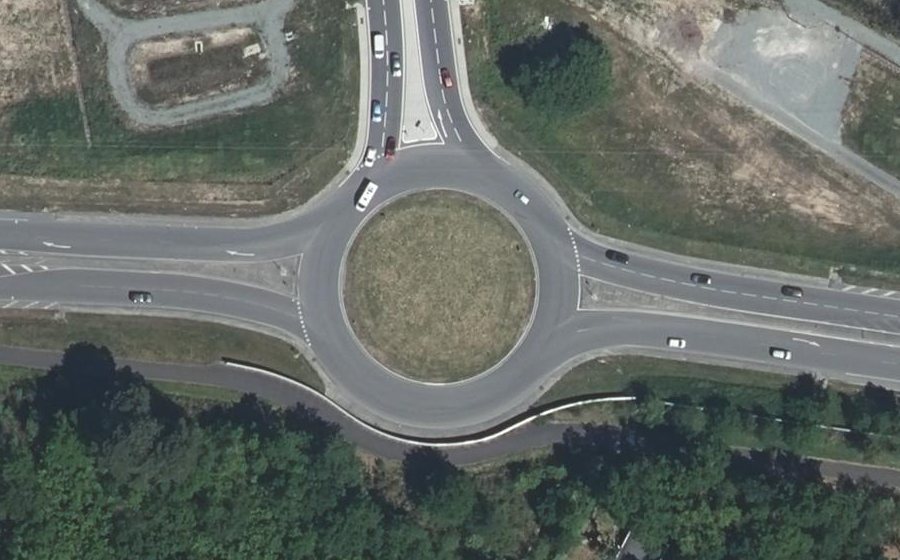 Vue aérienne du Rond-point anonyme n°233598336