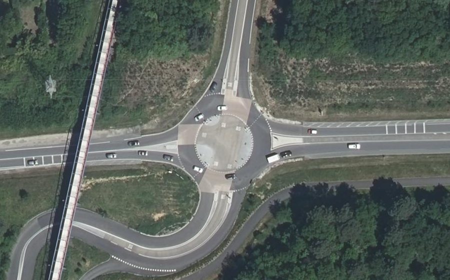 Vue aérienne du Rond-point anonyme n°233598337