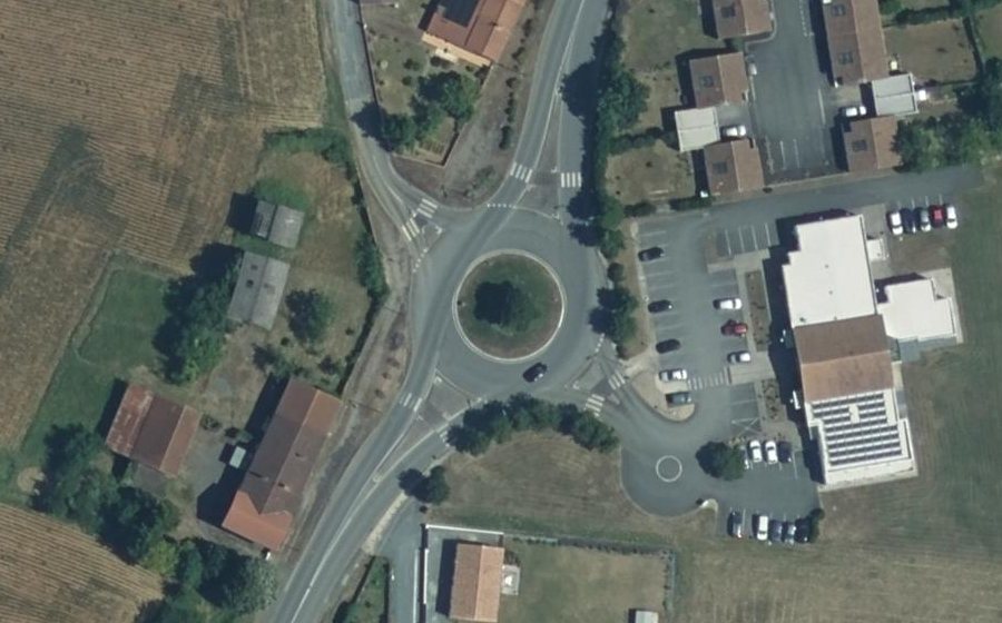 Vue aérienne du Rond-point anonyme n°23360893