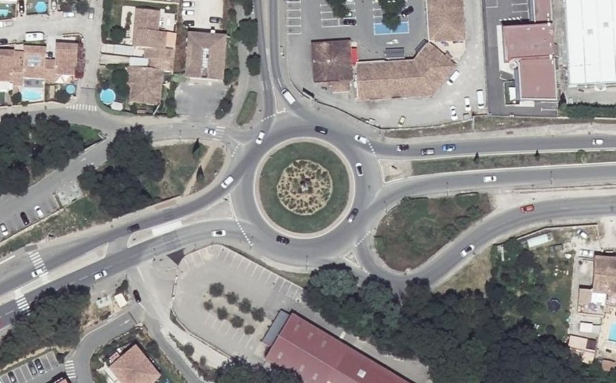 Vue aérienne du Rond-point anonyme n°23361546