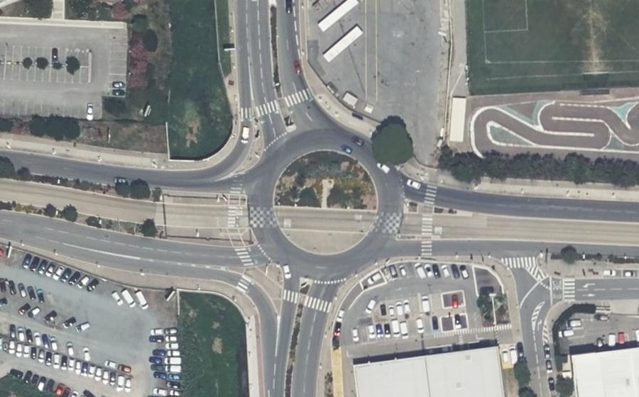 Vue aérienne du Rond-point anonyme n°233619645