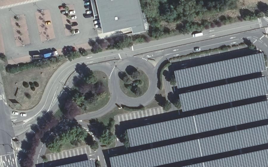 Vue aérienne du Rond-point anonyme n°233643555
