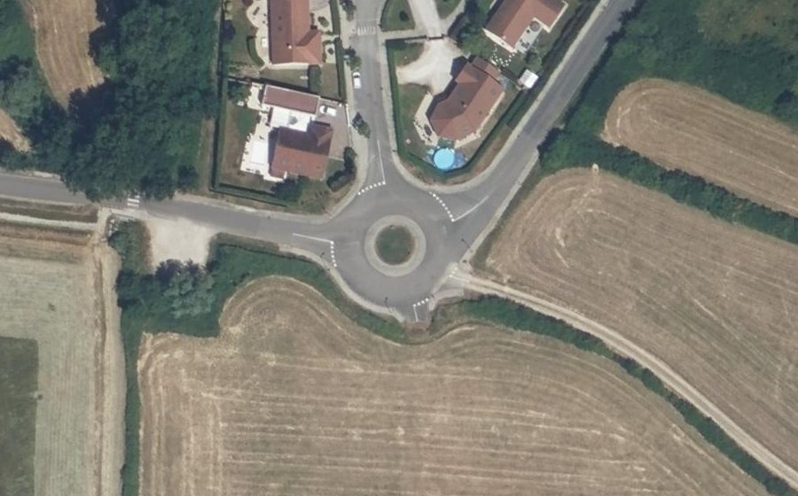 Vue aérienne du Rond-point anonyme n°233680638