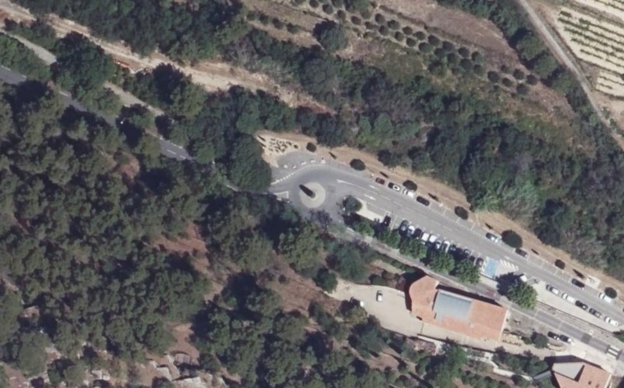 Vue aérienne du Rond-point anonyme n°233688320