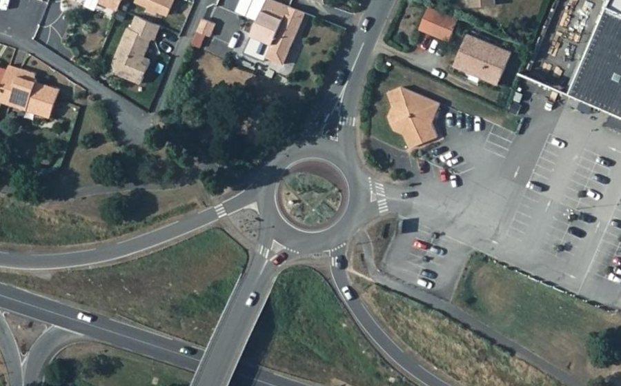 Vue aérienne du Rond-point anonyme n°23370457