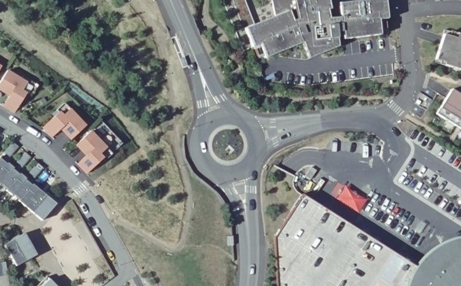 Vue aérienne du Rond-point anonyme n°233726947