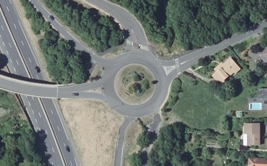 Vue aérienne du Rond-point anonyme n°233728840