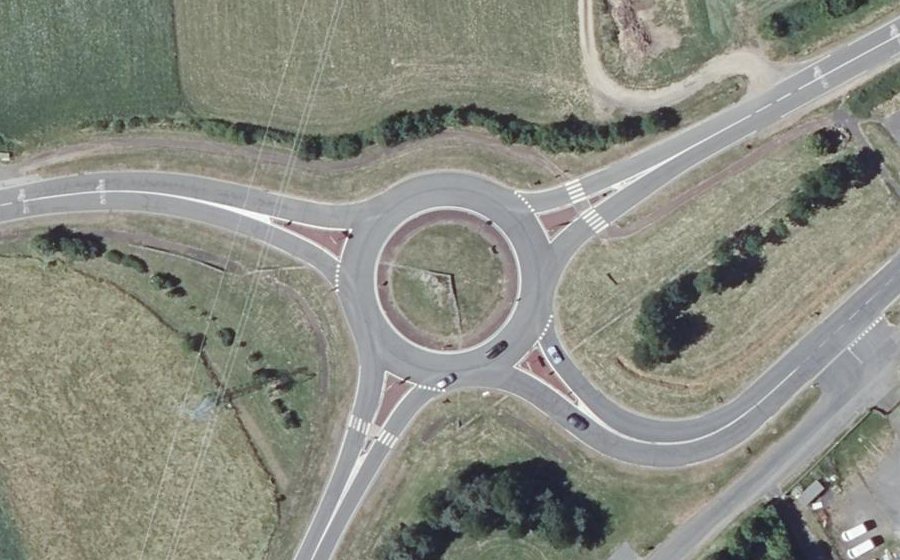 Vue aérienne du Rond-point anonyme n°233730491