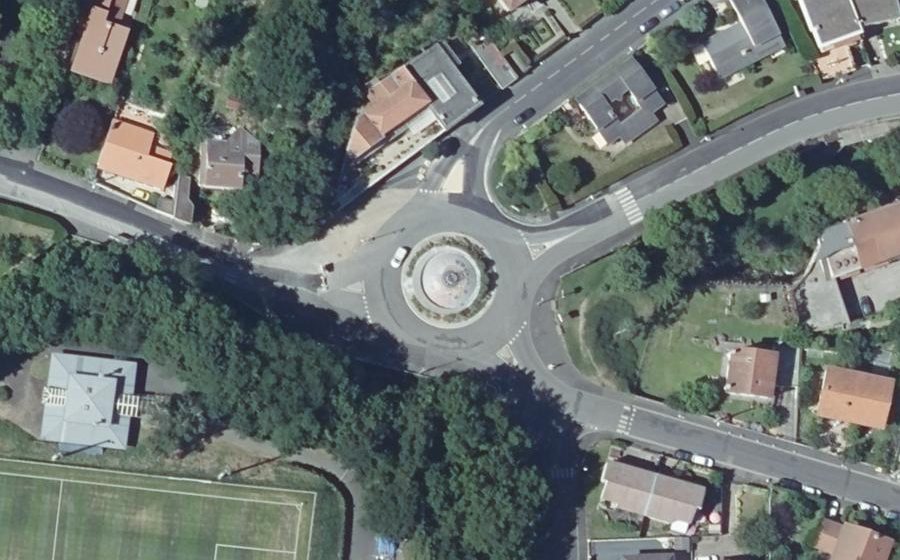 Vue aérienne du Rond-point anonyme n°233730661