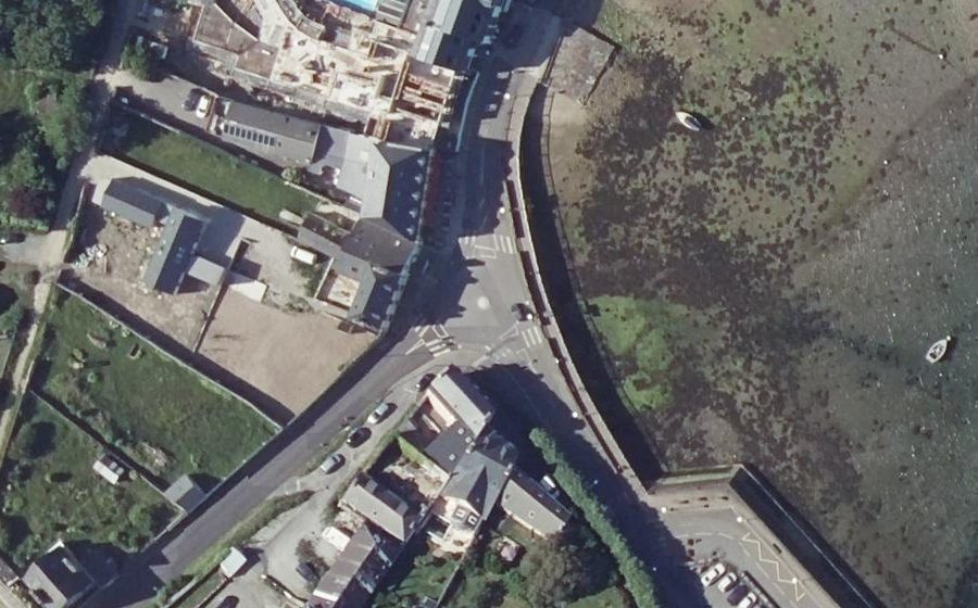 Vue aérienne du Rond-point anonyme n°233749430