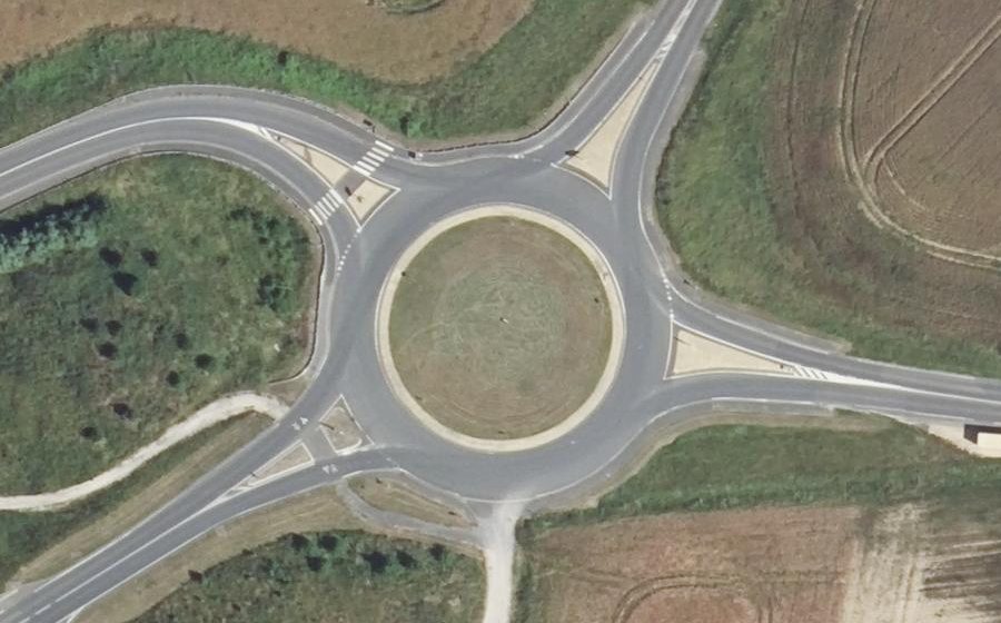 Vue aérienne du Rond-point anonyme n°233755004