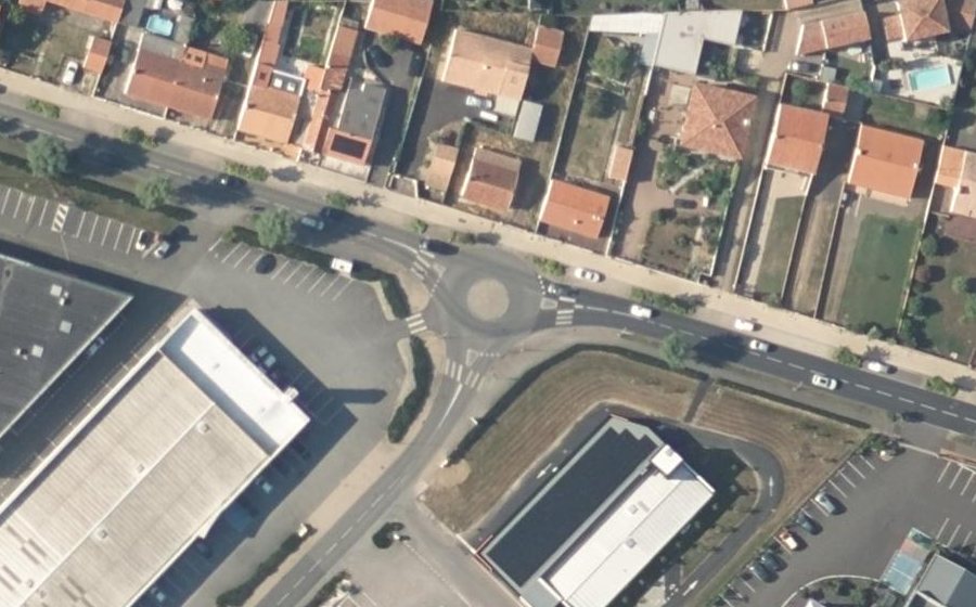 Vue aérienne du Rond-point anonyme n°233786740
