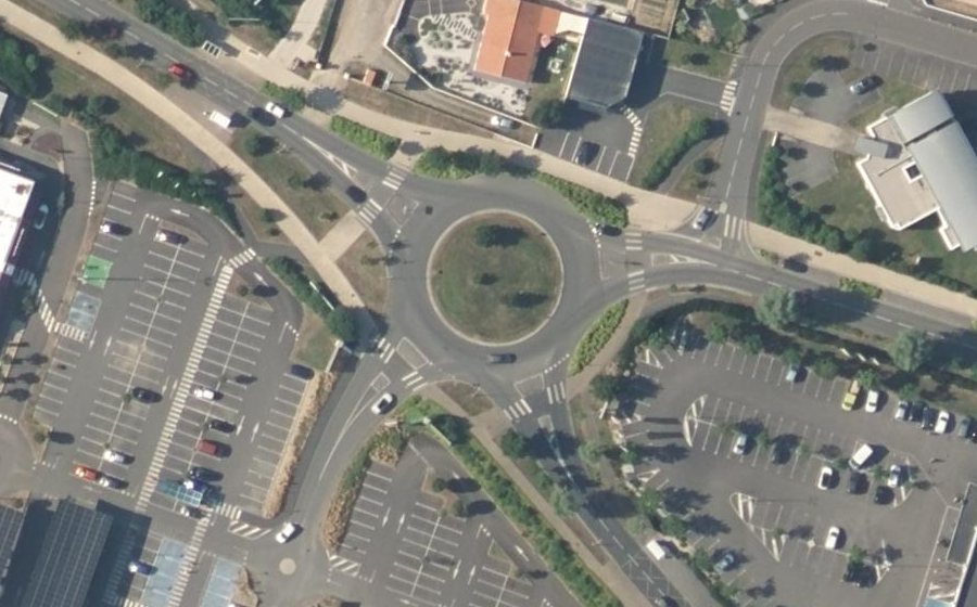 Vue aérienne du Rond-point anonyme n°233786741
