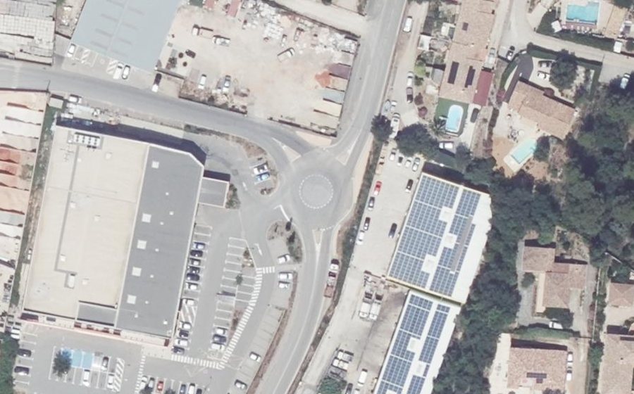 Vue aérienne du Rond-point anonyme n°233809819