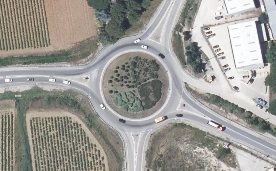 Vue aérienne du Rond-point anonyme n°233832515