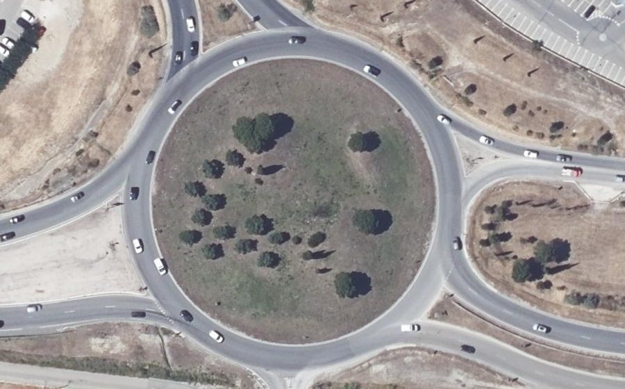 Vue aérienne du Rond-point anonyme n°233832517