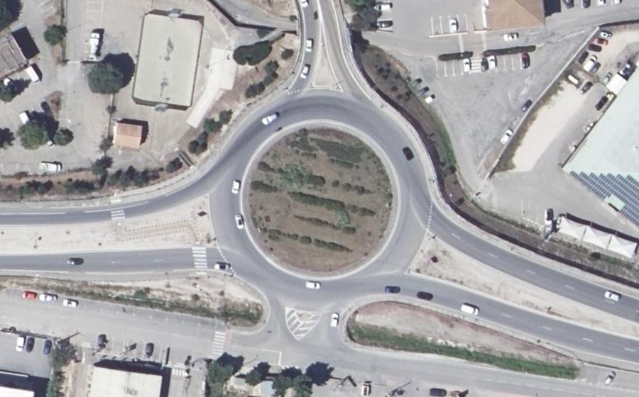 Vue aérienne du Rond-point anonyme n°233832520