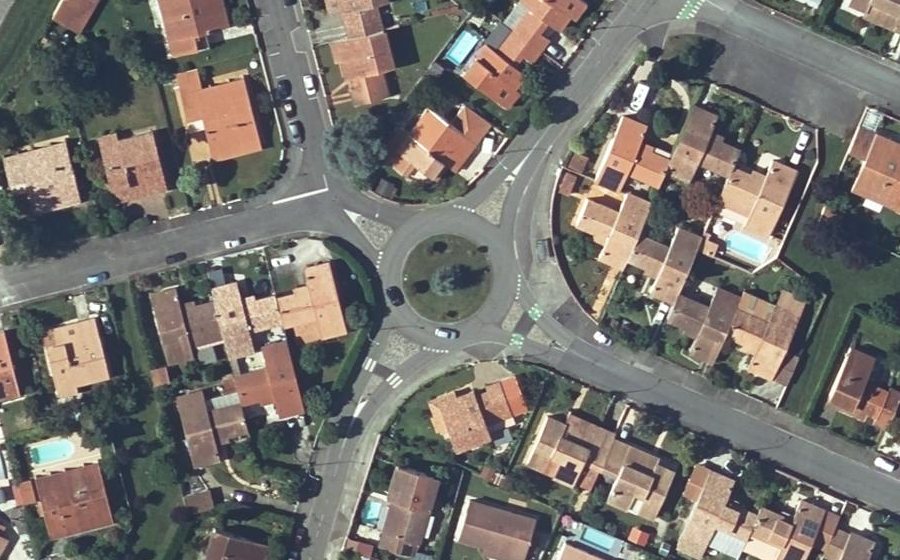 Vue aérienne du Rond-point anonyme n°23384320