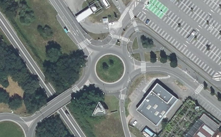 Vue aérienne du Rond-point anonyme n°23385968