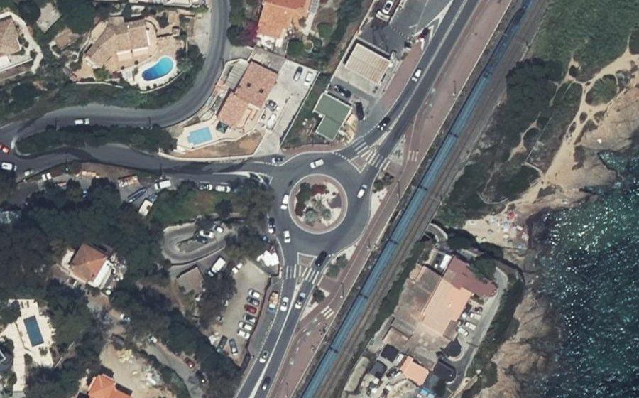 Vue aérienne du Rond-point anonyme n°233881465