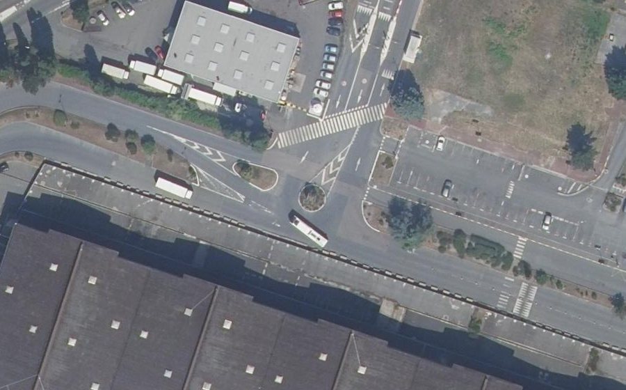 Vue aérienne du Rond-point anonyme n°233894157