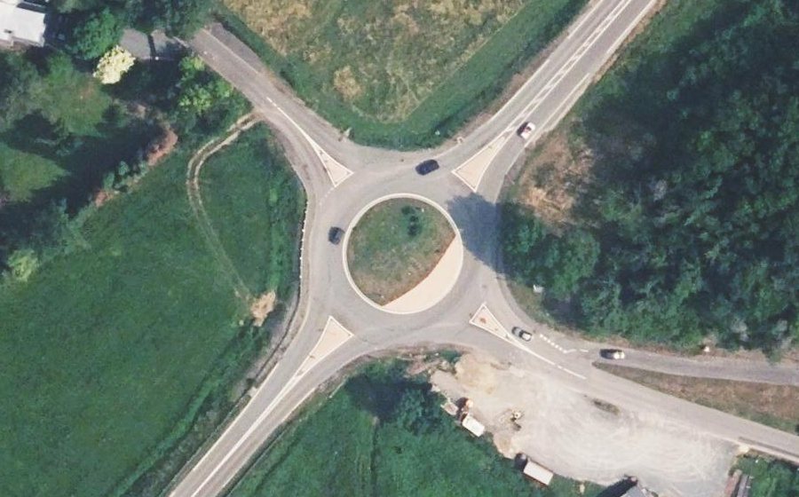 Vue aérienne du Rond-point anonyme n°233894289