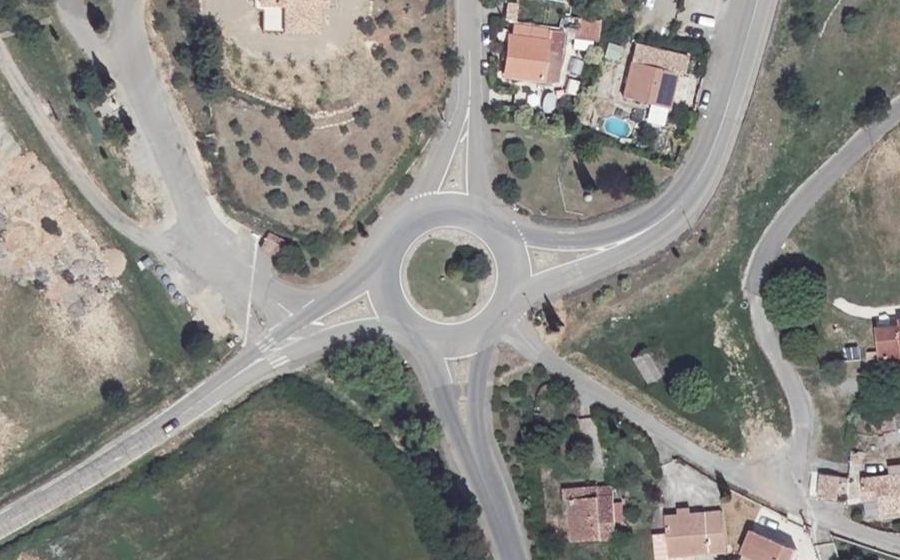 Vue aérienne du Rond-point anonyme n°233923666