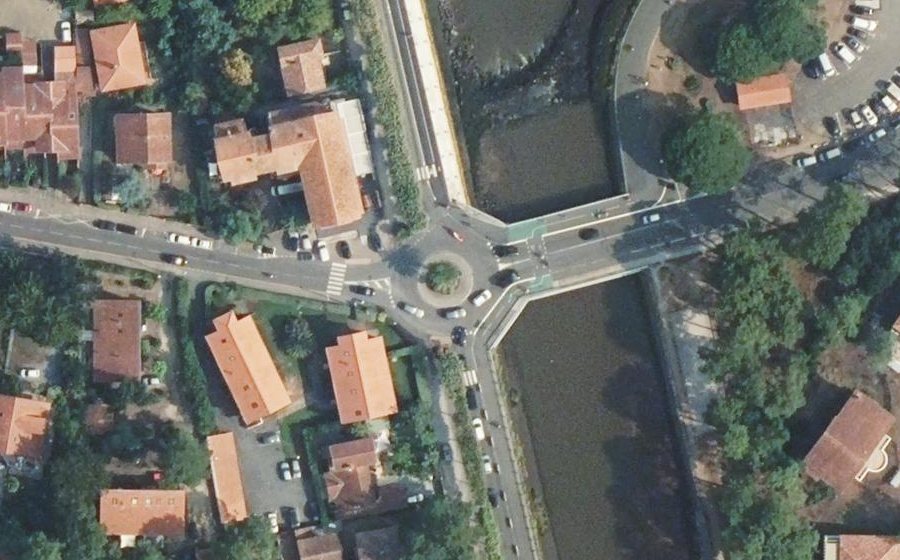 Vue aérienne du Rond-point anonyme n°233929991