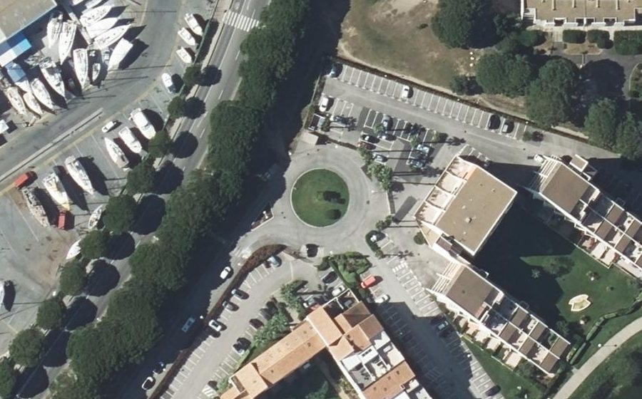 Vue aérienne du Rond-point anonyme n°233934578