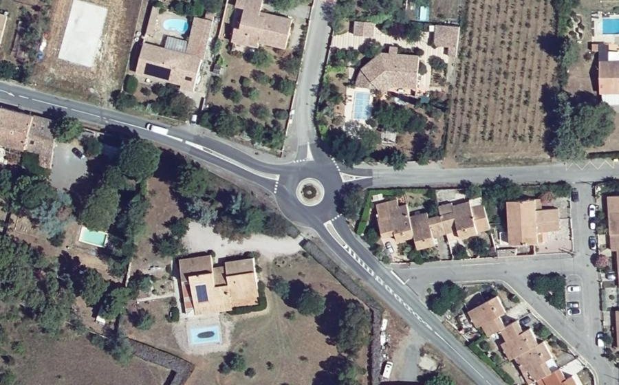 Vue aérienne du Rond-point anonyme n°233947448