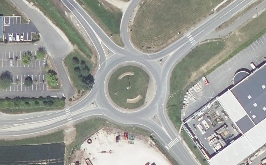 Vue aérienne du Rond-point anonyme n°23394828