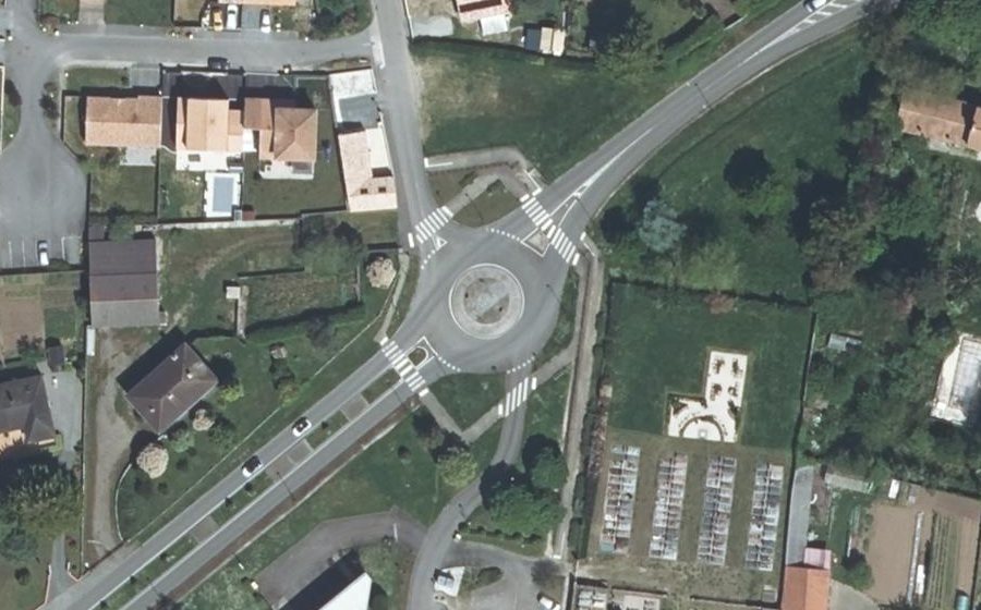 Vue aérienne du Rond-point anonyme n°233960544