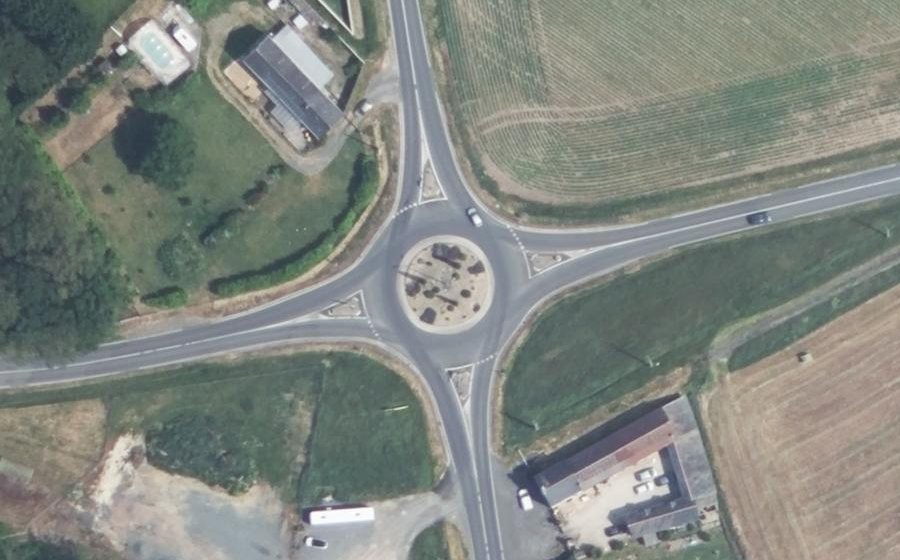 Vue aérienne du Rond-point anonyme n°233984907