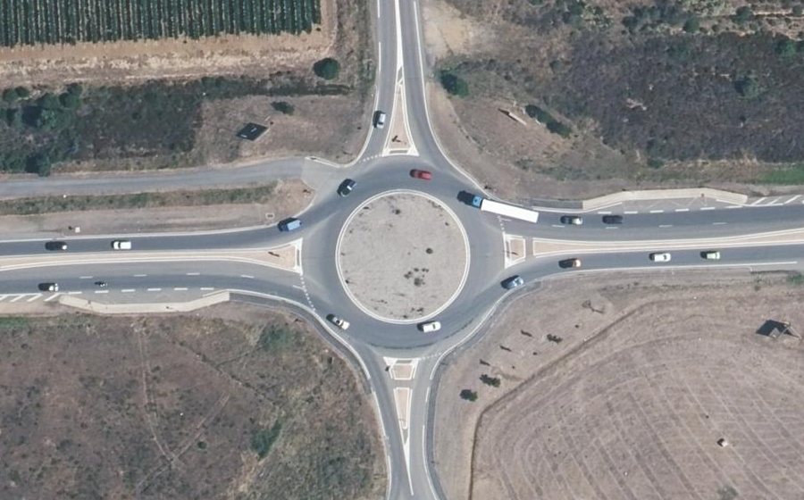 Vue aérienne du Rond-point anonyme n°233995603