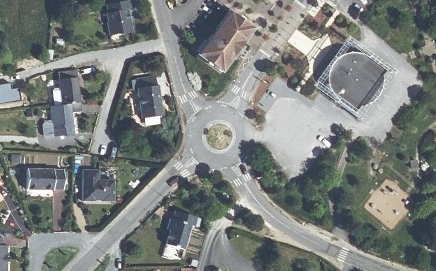 Vue aérienne du Rond-point anonyme n°234016553