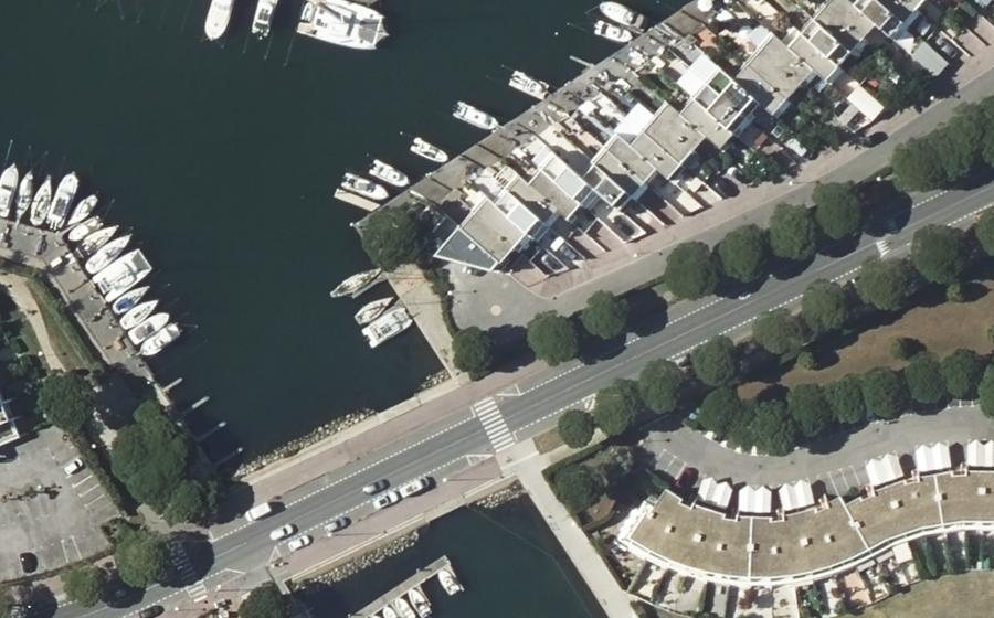 Vue aérienne du Rond-point anonyme n°234069476