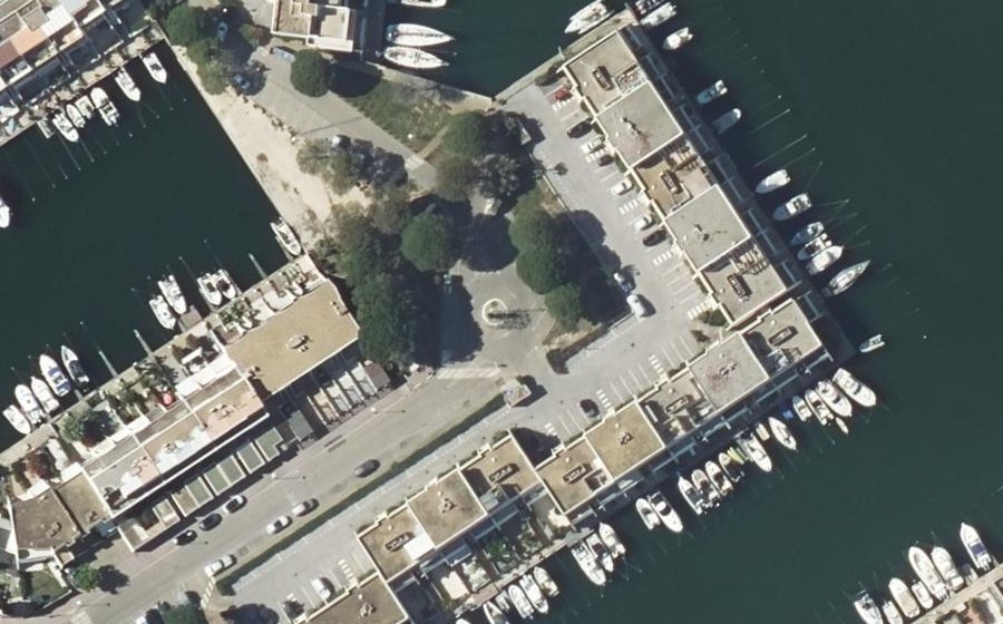 Vue aérienne du Rond-point anonyme n°234069993