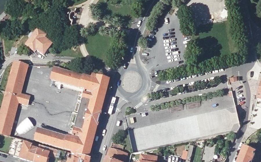 Vue aérienne du Rond-point anonyme n°234075560